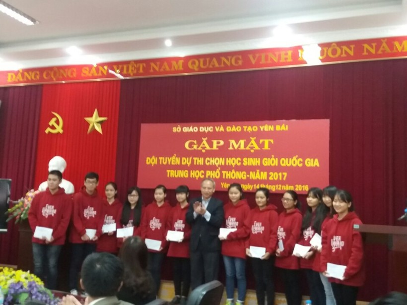 Khánh Huyền cùng các bạn học sinh giỏi 
của tỉnh Yên Bái được tặng quà