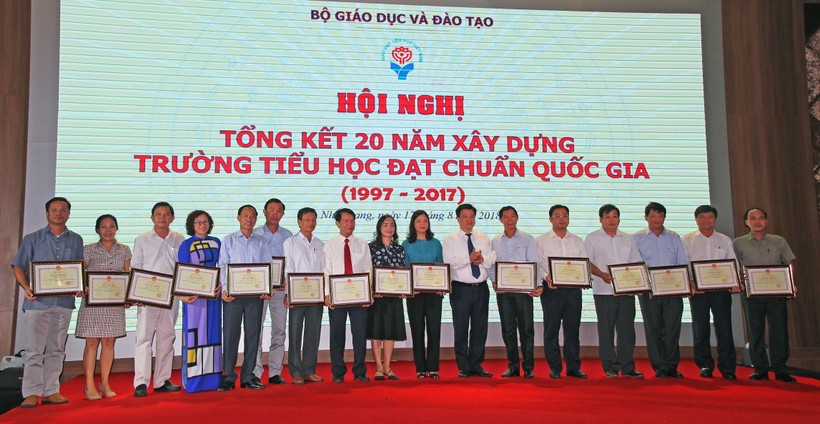  Ông Nguyễn Hữu Độ, Thứ trưởng Bộ GD&ĐT trao thưởng cho các tập thể đạt thành tích cao