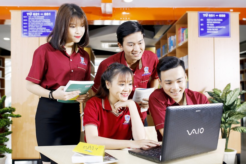 Sinh viên Trường ĐH Nguyễn Tất Thành thảo luận trong thư viện trường