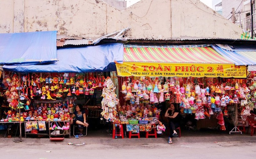 Nhiều cửa hàng ở TPHCM đã bắt đầu trưng bày, bán lồng đèn Phú Bình