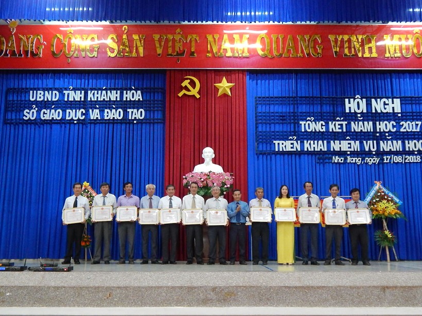 Khen thưởng thành tích các đơn vị giáo dục tiêu biểu của tỉnh Khánh Hòa năm học 2017 – 2018.