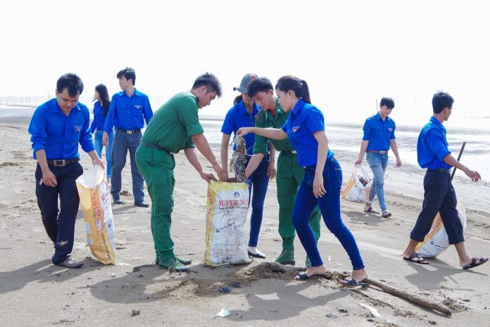 Các chiến dịch “Làm sạch bãi biển” giúp phần tuyên truyền, giáo dục ý thức cộng đồng về kiểm soát rác thải trên biển
