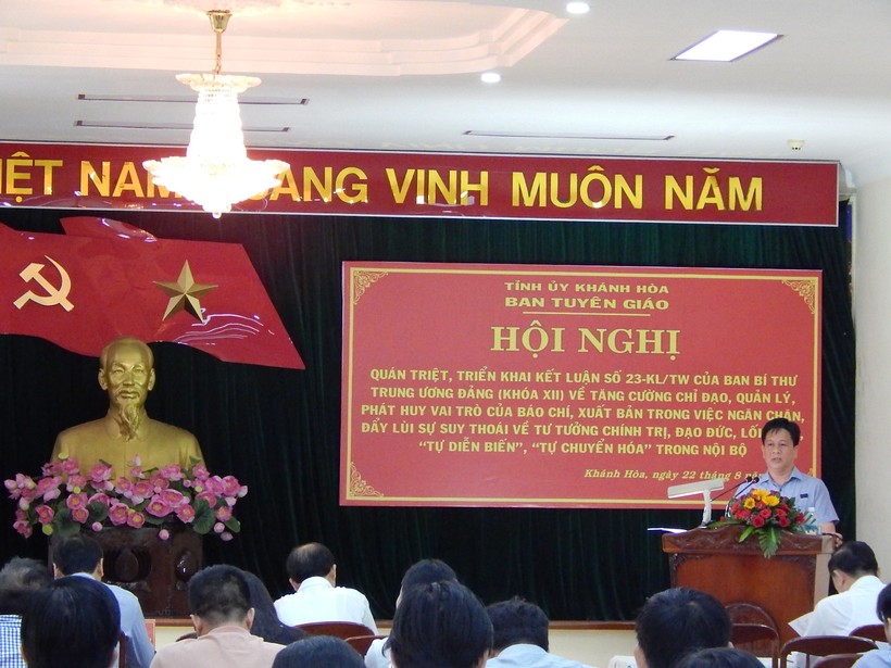 Ông Hồ Văn Mừng triển khai Kết luận số 23 của Ban Bí thư Trung ương tại hội nghị.

