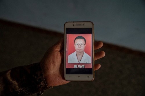 Không đủ tiền chữa ung thư, dược sĩ Trung Quốc bỏ nhà đi