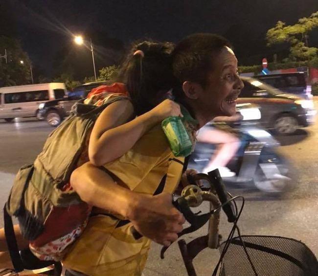 Bức ảnh người cha già ngây ngô đạp xe đưa con gái đi nhặt rác với nụ cười hạnh phúc khiến ai cũng rơm rớm