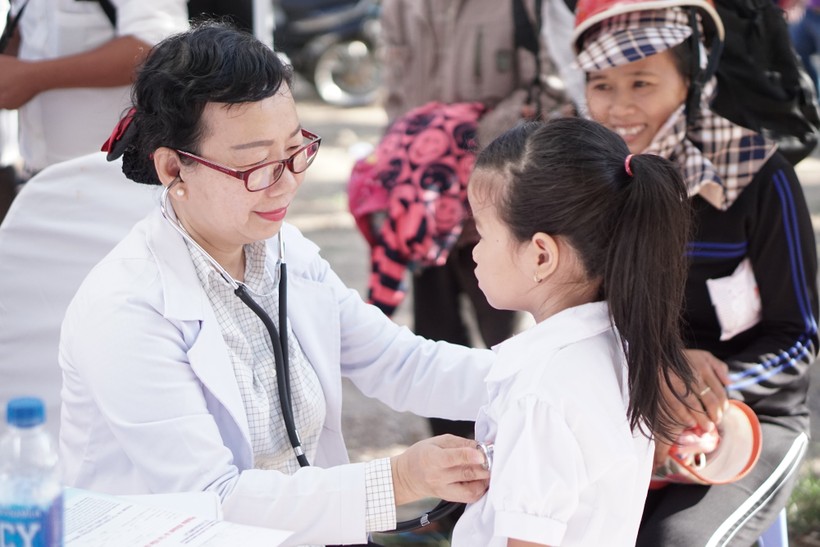 Các em học sinh được khám sức khỏe miễn phí bởi các bác sĩ thuộc Trung tâm Tư vấn Dinh dưỡng Vinamilk.