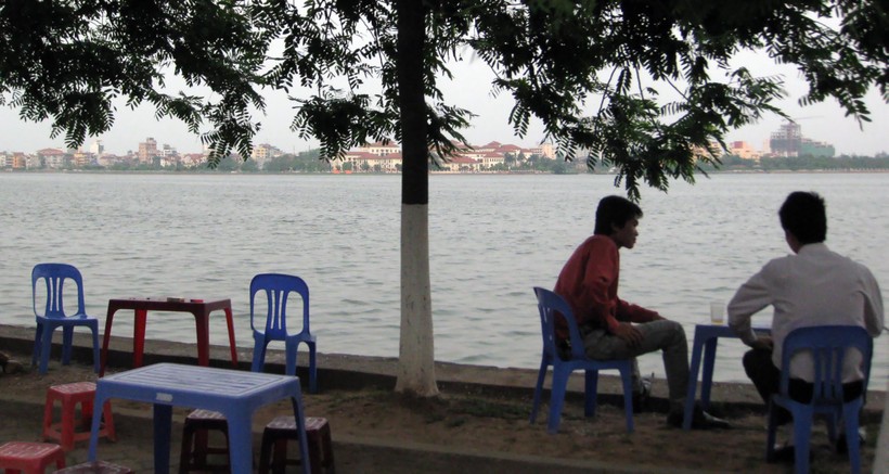 Bàn ghế được xếp dọc bờ kè trên lối đi dành cho người đi bộ quanh Hồ Tây