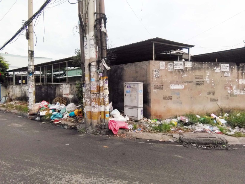 Bãi rác tự phát bên đường (ảnh chụp vào sáng 18/8/2018)