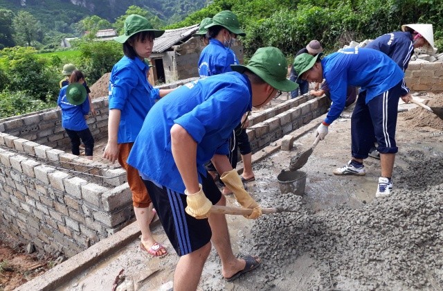 Xây dựng nhà bếp chung cho bà con trong thôn Lân Thuổng