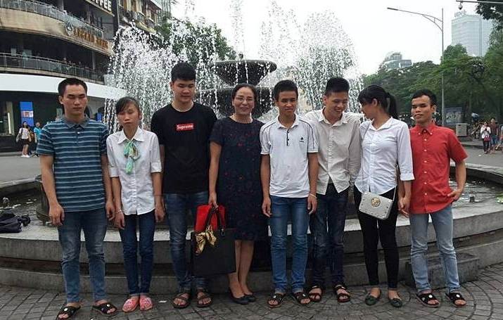 Cô giáo Lê Thu Hương và các học sinh khiếm thị trường Nguyễn Văn Tố (Ảnh minh họa)