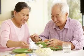 Người già nên ăn như thế nào để giữ sức khỏe