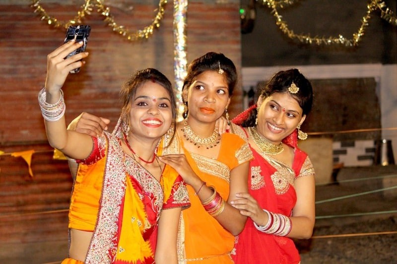 Vì sao nhiều phụ nữ Ấn Độ lại đeo nhẫn trên mũi?