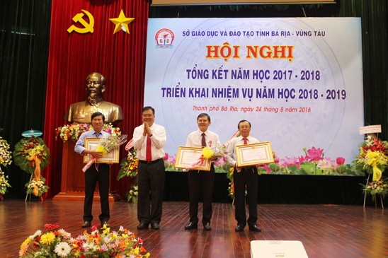 Chủ tịch UBND tỉnh BR-VT Nguyễn Văn Trình tặng Huân chương Lao động cho các cá nhân xuất sắc ngành GD&ĐT BR- VT (ảnh: Khánh Chi)