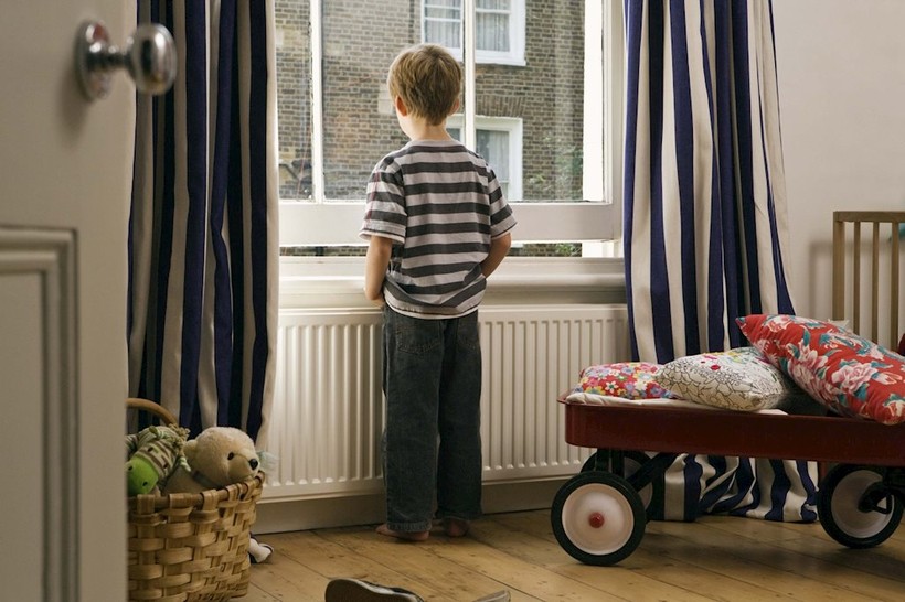 Trẻ có thể ở nhà một mình an toàn ở độ tuổi nào? 