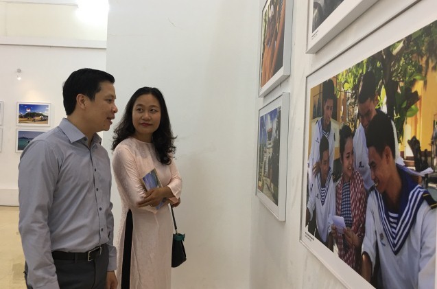 Vợ chồng nhà báo Nguyễn Cẩm Lai và Lê Hồng Quân xem triển lãm "Trường Sa trong ta"