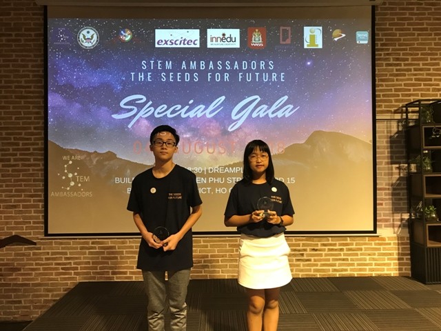 Tom Phí Trung Việt (trái) và Anna Ngô Trịnh Bảo Nhi (phải) đại diện SNA nhận kỷ niệm chương chứng nhận Đại sứ STEM.