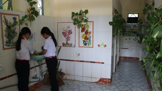 Nhà vệ sinh Trường TH An Thạnh 2A có cây xanh, có loa phát nhạc nhẹ nên HS rất thích thú