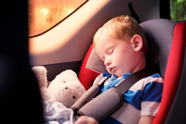 Đừng nên cho trẻ sơ sinh ngủ trên ghế ô tô vì có thể nguy hiểm đến tính mạng bé 
