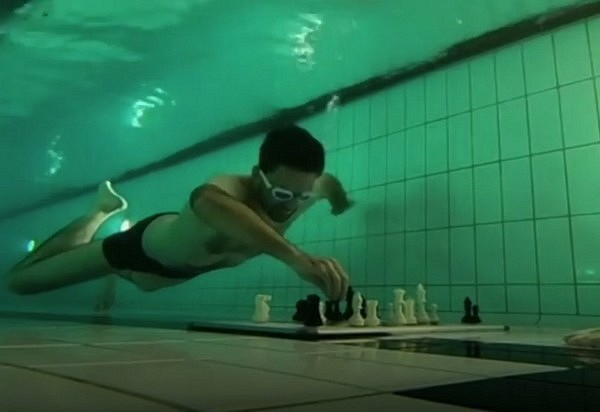 Kỳ lạ cuộc thi vừa lặn vừa đánh cờ vua