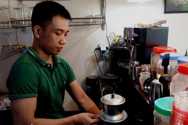 Anh Nguyễn Quốc Huy đang thực hiện quá trình ủ và pha cà phê tại cửa hàng