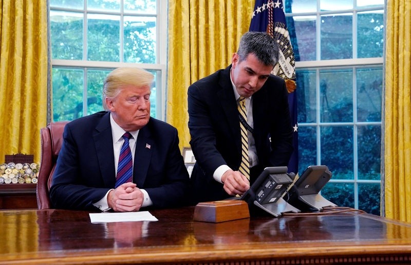 Tổng thống Mỹ Donald Trump đang được trợ lý hỗ trợ kết nối điện thoại với Tổng thống Mexico, Enrique Pena Nieto, để trao đổi về kết quả đàm phán NAFTA vừa diễn ra