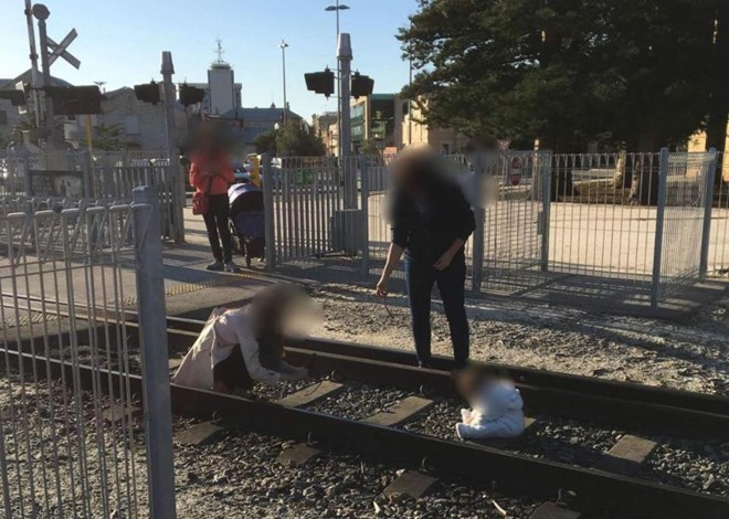 Bà mẹ bị "ném đá" vì đặt con giữa đường ray tàu hỏa để chụp ảnh