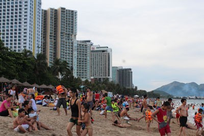 ​Biển Nha Trang luôn thu hút du khách trong dịp lễ