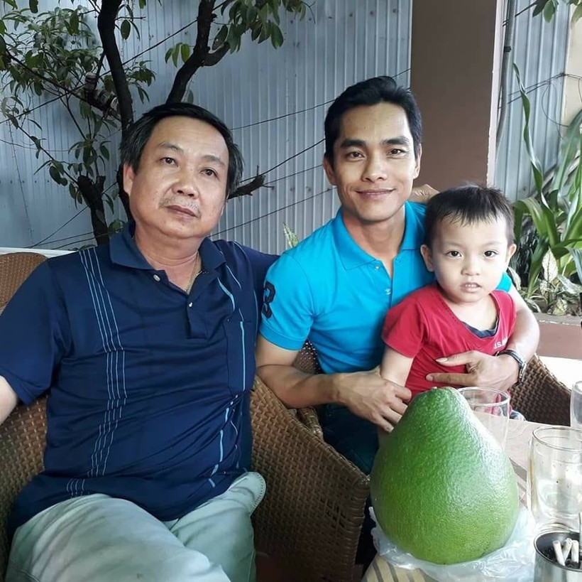 Tác giả (bên phải) chụp ảnh với thầy Huỳnh Tấn Đoan (trái) 7/2017