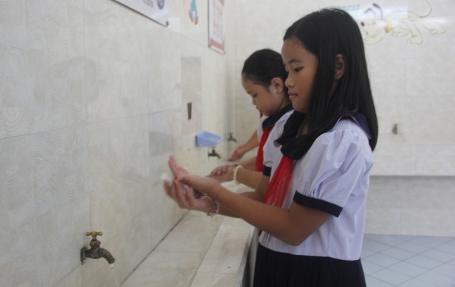Nhà vệ sinh trường học trước hết phải là nơi hướng dẫn cho HS thói quen về giữ gìn sức khỏe cá nhân cũng như cộng đồng
