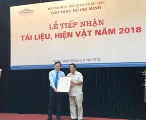 Bảo tàng Hồ Chí Minh tiếp nhận nhóm hiện vật của cố Bộ trưởng Bộ Y tế Hoàng Tích Trí do đại diện gia đình tặng