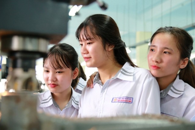 Các nữ sinh tham gia sự kiện trải nghiệm nghề nghiệp tại Trường Cao đẳng Công nghiệp Bắc Ninh