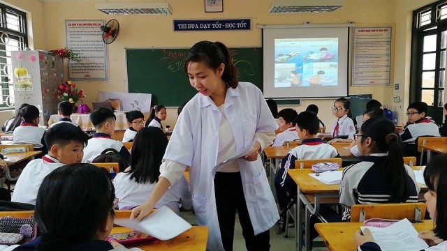 Cán bộ chuyên trách y tế học đường và học sinh Trường THCS Xuân Đỉnh (Bắc Từ Liêm, Hà Nội) trong một buổi tuyên truyền dịch phòng chống dịch bệnh và kỹ năng sơ cứu vết thương