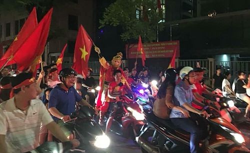 Tôn Ngộ Không xuống đường mừng chiến thắng của Olympic Việt Nam