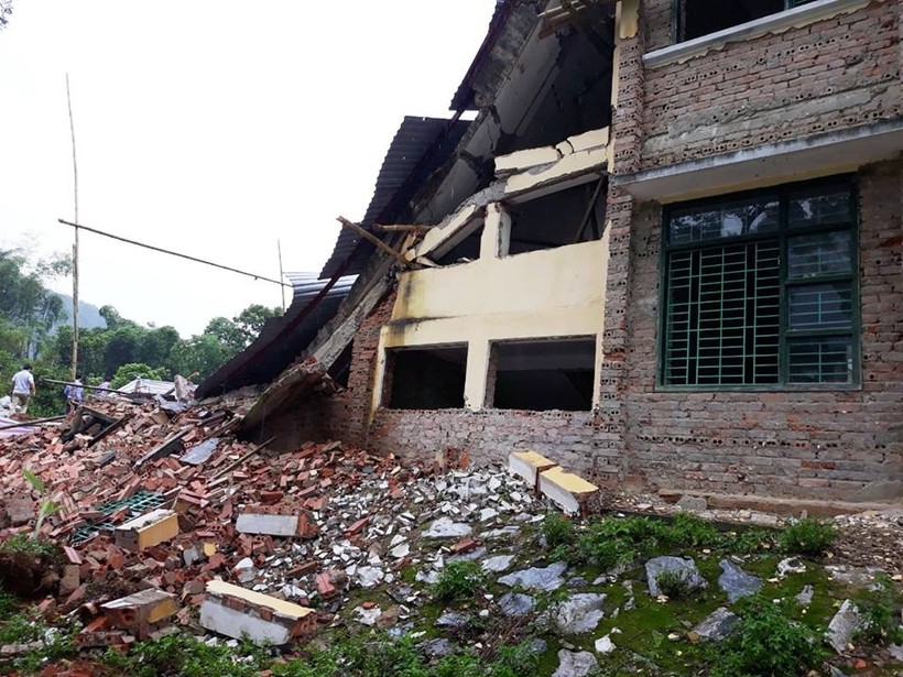 Hiện trường vụ đổ sụp phòng học trong khi đang tu sửa tại Trường tiểu học xã Phú Nghiêm, huyện Quan Hóa (Thanh Hóa).