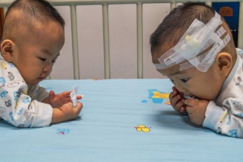 Vợ chồng nghèo Trung Quốc bốc thăm chọn cứu một trong hai con sinh đôi