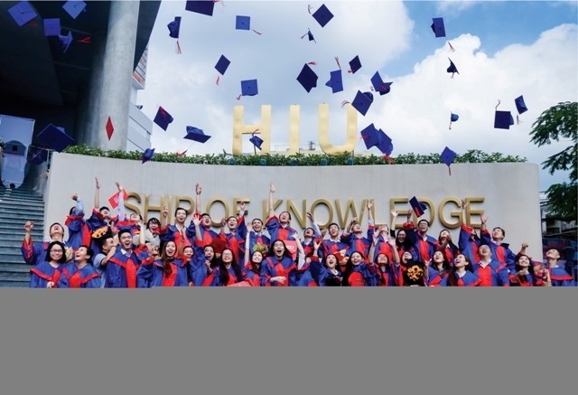 Sinh viên Đại học quốc tế Hồng Bàng (HIU) tự hào tốt nghiệp sau 4 năm được nhận 2 bằng quốc tế: HIU và 1 trường đại học danh tiếng trên thế giới.