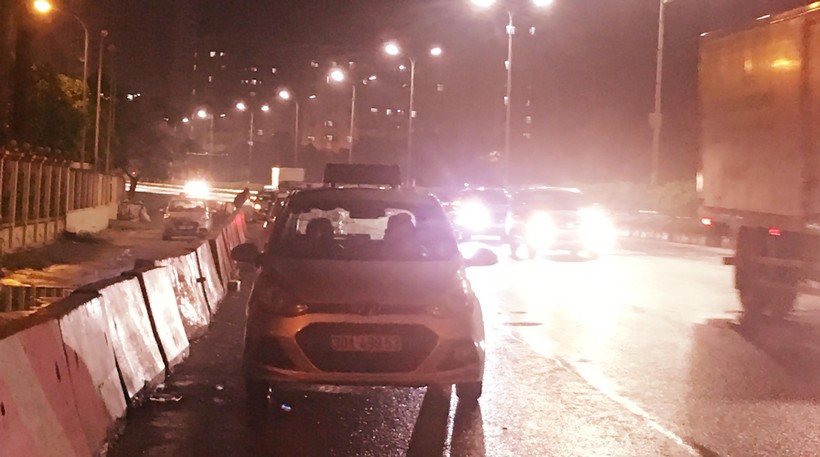 Giàn taxi đứng đón các xe khách đường dài về Hà Nội trả khách ngay trên đầu đường Pháp Vân – Cầu Giẽ lúc nửa đêm