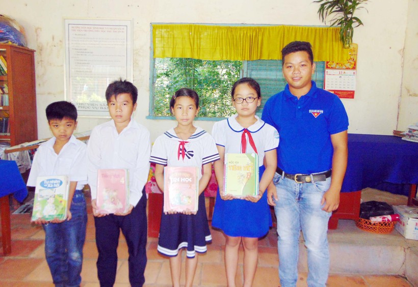Đại diện xã Đoàn Phú Thuận B tặng sách giáo khoa cho các em HS