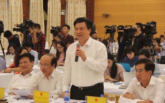 Thứ trưởng Nguyễn Hữu Độ trả lời câu hỏi của phóng viên tại họp báo