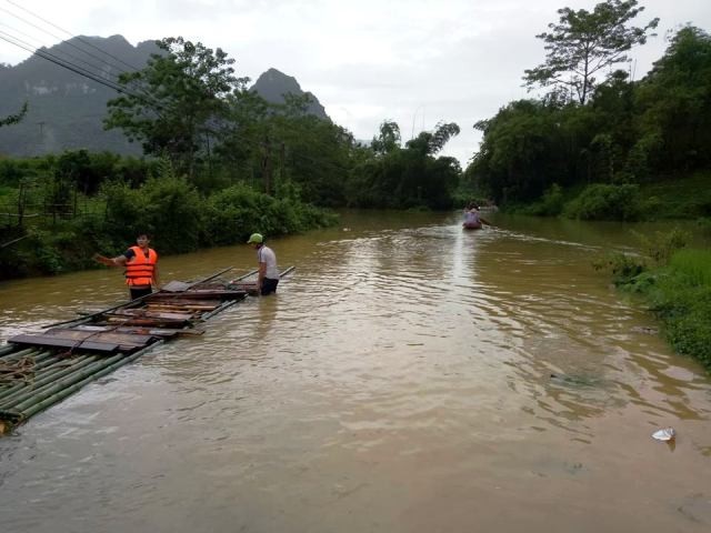 Quốc lộ 15A, đoạn qua xã Thiết Kế, huyện Bá Thước (Thanh Hóa) bị ngập sâu gây cô lập hai huyện Quang Hóa và Mường Lát với các huyện miền xuôi.