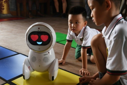 Học sinh mầm non Trung Quốc tiếp cận với robot giáo viên tại trường