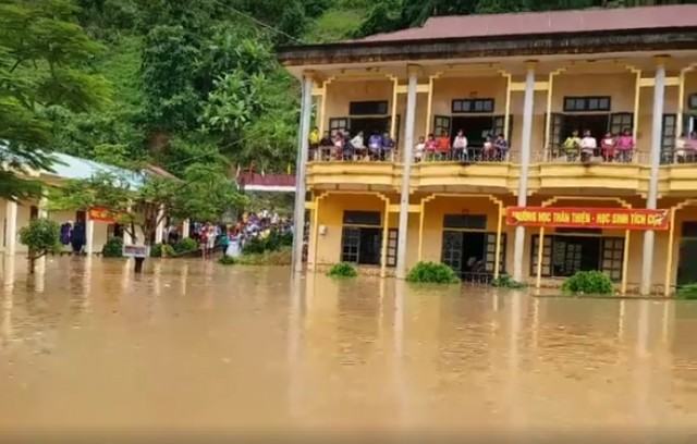 Trường PTDTBT-THCS Tà Hộc, huyện Mai Sơn, tỉnh Sơn La bị cô lập trong nước