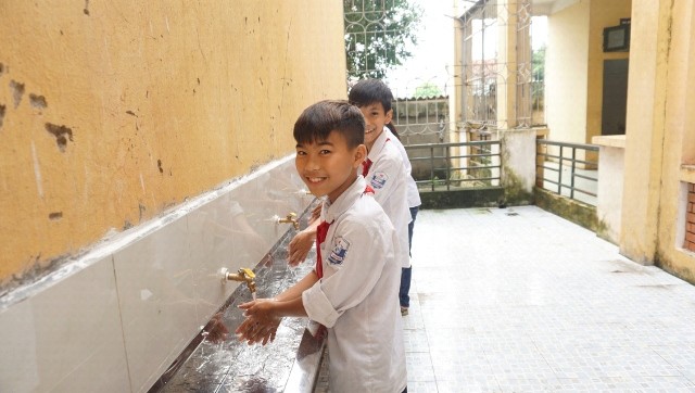 Học sinh Trường THCS Đức Thượng hồ hởi khi công trình rửa tay mới được đưa vào sử dụng