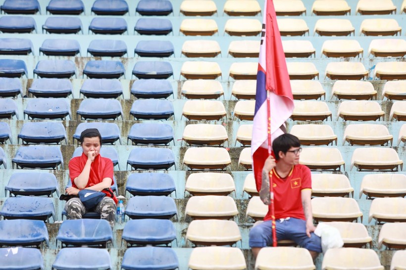 CĐV nghẹn ngào, rơi nước mắt khi U23 Việt Nam thua trên loạt đá 11m trước U23 UAE