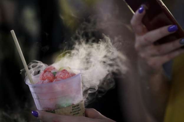 FDA cảnh báo: Không ăn những món tráng miệng tỏa khói lạnh!