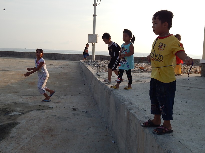 Các em học sinh đang vui chơi ở quần đảo Trường Sa
