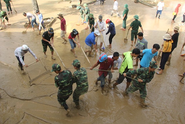 Giải phóng bùn đất tại trường Tiểu học Mường Xén (huyện Kỳ Sơn)