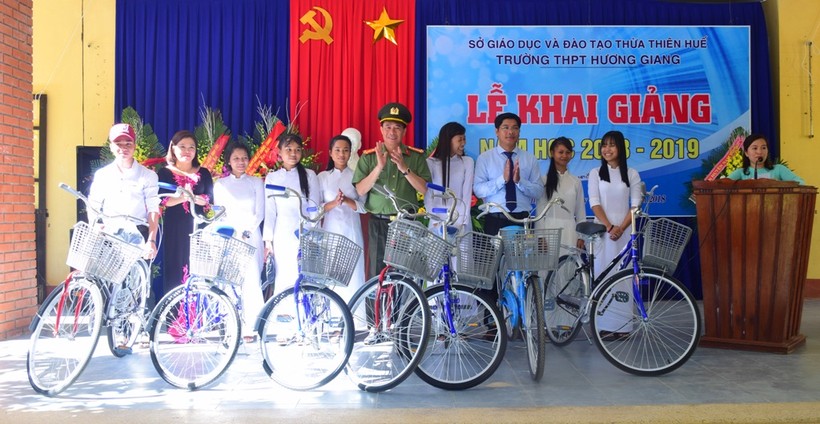 Đại tá Lê Quốc Hùng – Giám đốc Công an tỉnh Thừa Thiên Huế tặng xe đạp cho các em học sinh trường THPT Hương Giang