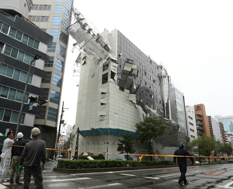 Sức tàn phá của siêu bão khiến nhiều tòa nhà ở phía Tây Nhật Bản bị thiệt hại nặng