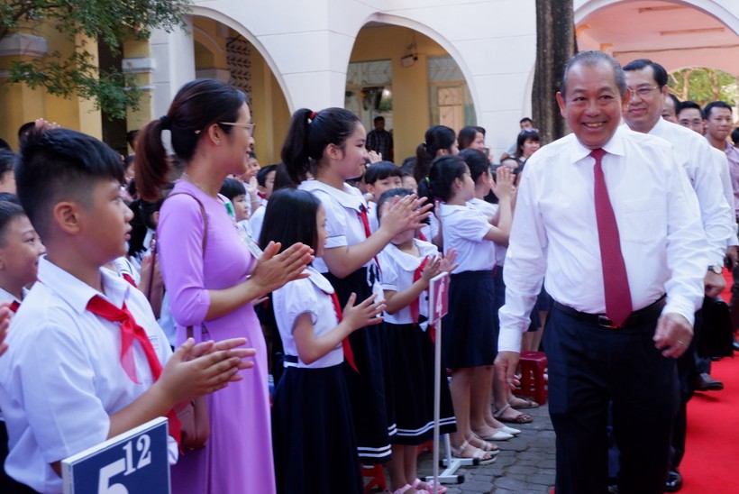 Học sinh trường Tiểu học Phù Đổng hân hoan đón chào Phó Thủ tướng Trương Hòa Bình.
